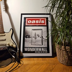 Oasis - Affisch, 60x42.5cm  - Oasis - Wonderwall Promoaffisch 1995   Inga tejprester eller hål, i nyskick - aldrig uppsatt! Skickas i papprulle! Tavelramen ingår inte! 