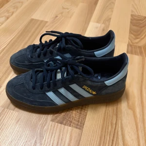 Adidas Spezial Handball sneakers -  Adidas Handboll Spezial sneakers i mörkblå mocka. Sparsamt använda och är köpta på adidas hemsida. Nypris 1349kr säljer för 800+ frakt. 🫶🏼