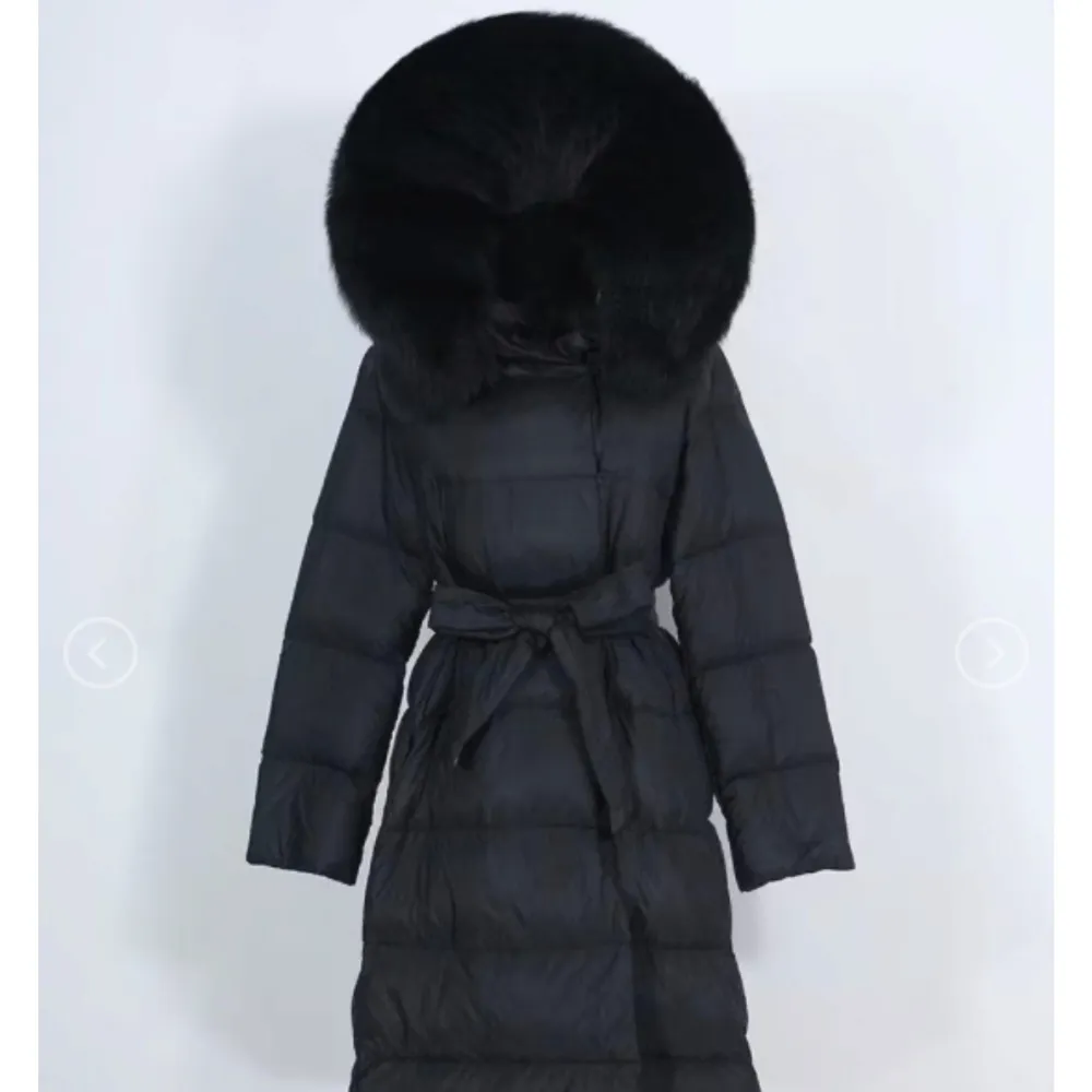 Snygg och varm svart lång dunjacka från Luxe Duckdown. Jackan har ett bälte i midjan för en figursydd look och långa ärmar. Perfekt för kalla dagar med sin quiltade design. Jackan är från Luxeswe, storlek S men passar även XS och M. Köpte för 3499 kronor och säljer för 2499 kronor. Har aldrig använt jackan, säljer jackan för att jag har hittat en annan som är mer passande för mig.. Takit.