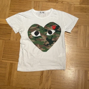 Comme des garcons PLAY T-shirt - Säljer en fet och populär cdg play t-shirt då den är för liten. Inga hål eller defecter men tagsen har blecknat lite pga tvätt. ✨Pris kan diskuteras vid snabba köp. Kom pv för fler bilder✨