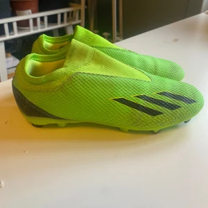 Fotbollsskor Adidas - Säljer ett par neongröna fotbollsskor från Adidas med svarta detaljer😍 Skorna är perfekta nu till våren när uteträningar och matcher börjar komma igång! Dom är i fint skick och inte mycket använda men med synliga repor på sulan💕 Dom är nyligen rengjorda och superfina, storlek 38😍 