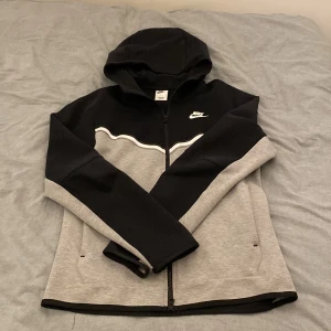 Svart och grå Nike tech fleese - Säljer en snygg nike tech fleese i färgen svart/grå i storleken S. Tröjan har bra skick.
