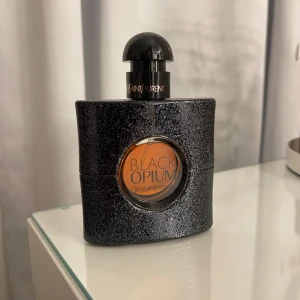 Black opium parfym  - Inte anvönt så mycket så de ä väldigt mycket kvar. 