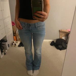 Ljusblå Lågmidjade bootcut jeans - Säljer ett par ljusblå bootcut jeans med låg midja. Dem är använda ett fåtal gånger💕Bara att skriva om ni har några fler frågor eller vill ha fler bilder. 