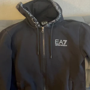 Ea7 tracksuit - Tja säljer nu denna feta Armani tracksuit i bra skick! Passar M/S