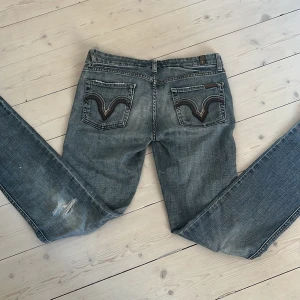 Blå jeans från 7 for All Mankind - Superfina blå jeans från 7 for All Mankind. Säljer pga lite för stora. Nypris någonstans under 3000. Litet hål vid midjan som lätt går att sy igen och syns inte tydliget, därav priset. Kom privat för fler bilder. 💞