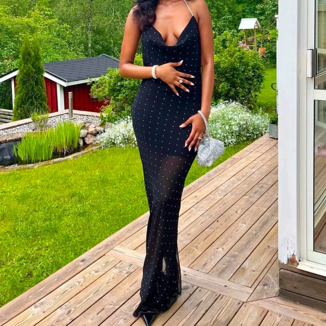 Svart balklänning med glittrigt mönster - 1