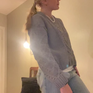 Grå stickad tröja - Säljer en mysig grå stickad tröja!