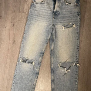 Ljusa jeans med hål - Jeans från Gina Tricot. Storlek 34. Breda i storleken