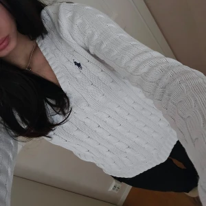 Ralph Lauren stickad cable knit vit - Jättefin stickad rakph lauren tröja i vit. Kostar som ny ca 2 700