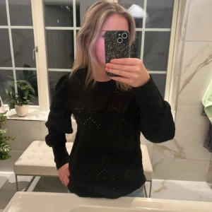 Svart långärmad tröja - Snygg svart långärmad tröja med diskret mönster. Perfekt för en stilren look. Passar bra till jeans eller kjol. Storleken stämmer bra och är så fin till lite festligare tillfällen 