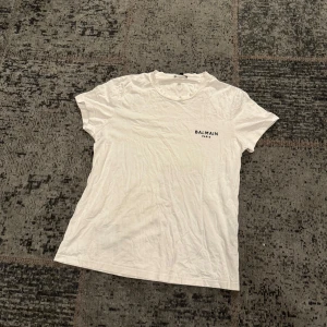 Balmain T-Shirt - Balmain t-shirt Storlek:L Skick:9/10 