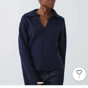 Stickad tröja  - Marinblå stickad tröja från gina tricot💙storlek S och är i nyskick!!🫶🏻🍂💙 (Lånade bilder)