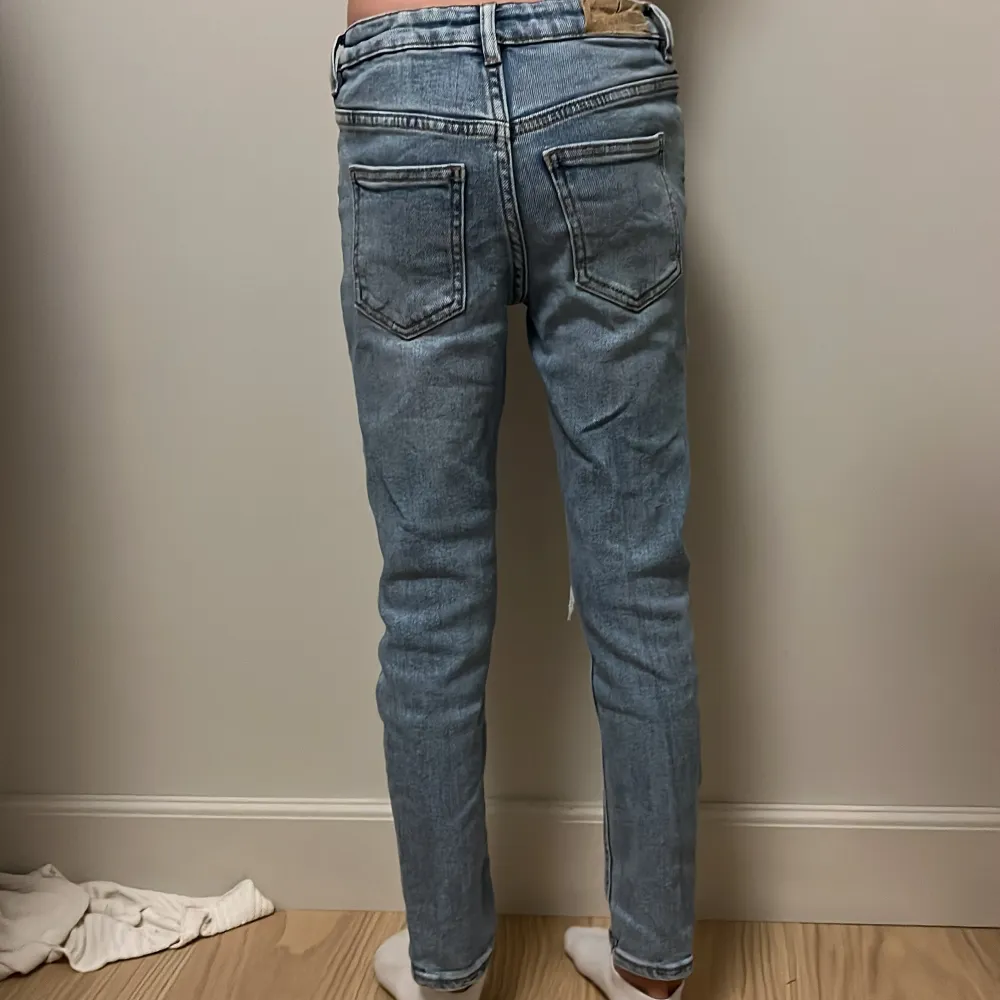 Jeans med snygga hål på knäna Inte så mycket använt. Jeans & Byxor.