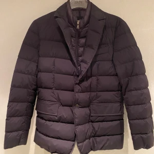 Moncler Ferrandier Jacka - Hej, säljer nu denna Moncler Ferrandier jacka som är perfekt nu när det blir kyligare ut. Den är storlek 1(Small) och självklart äkta, skicket på den är 10/10. Om du har några frågor så är det bara att höra av sig.😁💯 (Nypris; 10000kr+)