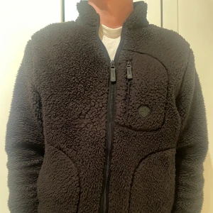 J.Lindeberg fleece  - En riktigt skön J.Lindeberg fleece som är perfekt nu till hösten. Den är bara använd ett fåtal gånger pågrund av att den tyvärr är förliten. Nypris: 2000💰 