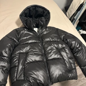 Hm puffer jacka - Helt ny, aldrig använt!  Den är glansig, varm och väldigt fin nu till vintern! Storlek S