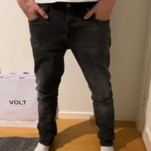 Nudie Jeans Grim Tim - Tja! Säljer ett par Nudie Jeans i modellen Grim Tim! Säljer dessa på grund av att jag har tröttnat lite på dem! Modellen på bilden är 183! Skicket är super 9,5/10! Köpta på Åhléns för 2100kr! Hör av dig vid minsta fundering så hörs vi!⭐️