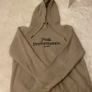 Säljer min beiga peak hoodie! Knappt använd. Strl S. Köpt för ca 500/600 säljes för 170!