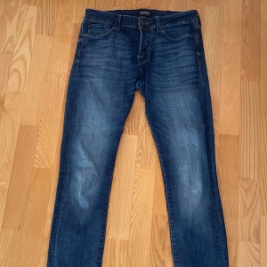 Jack and Jones jeans - Tjena säljer nu mina Jack and Jones i modellen slim/Glenn. Den är nästa aldrig använd och är i 9/10 skick. Hör av vid minsta fråga