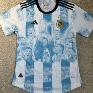 Argentina tröja - Säljer Argentina specialtröja från VM 2022 player version, aldrig använd. Säljer endast för att storleken inte passade mig. Pris inte hugget i sten. 