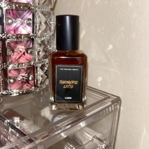 Lush Turamic latte parfym - Säljer min turamic latte från Lush då den inte riktigt föll mig i smaken (blind buy). Två sprut tagna, helt ny!