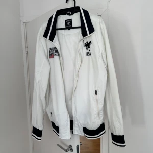 Polo jacka - Knappt använd, fick för många år sedan men var inte riktigt min smak. Har bara hängt i garderoben