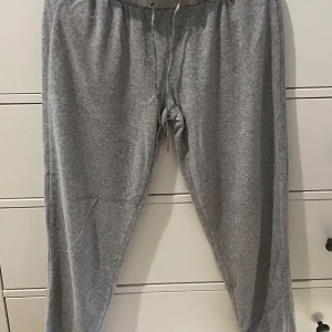 Grå hoodie med fjärilar  - Säljer en superfin grå pyjamas med ett färgglatt fjäril mönster. Den har en dragkedja framtill och praktiska fickor. Perfekt för en mysig dag hemma. Använd några gånger men ser fortfarande ny ut. Köpt för 400kr