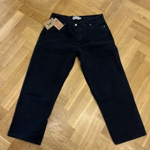 Svarta byxor från Stussy - Säljer ett par svarta byxor från Stussy, perfekt för en casual look. Byxorna har en baggy fit. Köptes för 1500kr. Snabb affär 500 HELT NYA OCH OANVÄNDA. (Påse ingår)