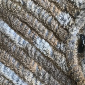 Poncho - Pälsliknande poncho från Soyaconcept. Nästan som ny. Använd bara 2 ggr.  R/f och d/f hem i Berga, Linköping.  Onesize 