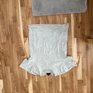 Två t-shirts i ljusgrå och ljusblå - Säljer två enkla och bekväma t-shirts i ljusgrå och ljusblå färg. Perfekta för vardagsbruk eller som basplagg. De har en normal passform och är kortärmade. Materialet känns mjukt och skönt mot huden.