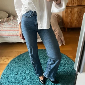 Blå jeans nakd - Så snygga straight leg jeans från NA-KD!😍 perfekta jeansfärgen och silvriga detaljer!