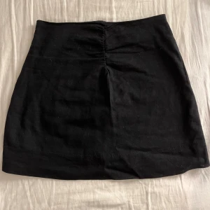 Svart minikjol - Minikjol från Ginatricot i storlek S. Använd me n i bra skick.