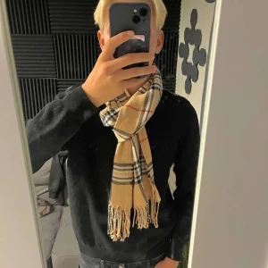 Halsduk  - Tja säljer en riktigt fet halsduk perfekt nu till hösten helt ny pris kan diskuteras 