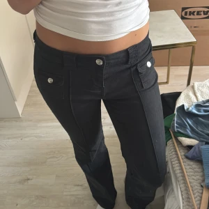 Lågmidjade bootcut jeans - Lågmidjade bootcut jeans från hm. Köpta second hand men säljer för att de är lite för korta, är 174.