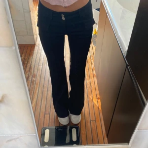 Lågmidjade bootcut jeans  - Lågmidjade bootcut jeans från Nelly med snygga detaljer. Storlek 32