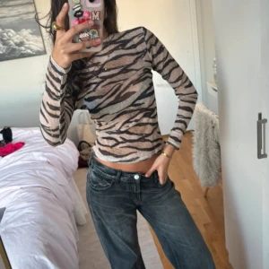 Tiger topp - Tiger mönstrad topp! Köpt på Plick för 300kr och använd en gång! Passar XS-L då den är stretchig. Inte jätte genomskinligt tyg!