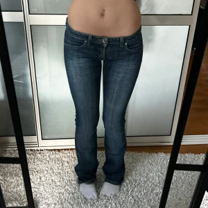 Lågmidjade bootcut jeans  - Super lågmidjade Bootcut jeans i storlek w26. Modell ”extra low” obs, för långa för mig därav ser man inte bootcutjeans så bra. Se bild 2 & 3. innerbenslängd: 82 midjemått:36. Köp sker via köp nu, jag postar inom 24h, kvar tills markerad såld ‼️