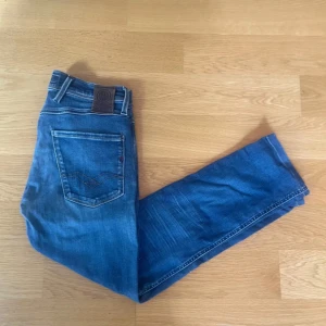 Blå jeans från Replay - Säljer ett par snygga blå jeans från Replay.  Perfekta för vardag storlek 28/30