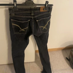 Lågmidjade jeans  - Säljer dessa PERFEKT jeans då det inte passar mig. Det är köpa på loppis men det är inte slitna. Lågmidjade och raka, vet inte exakt vilken storlek det   är men har i vanliga fall xs och det är för små för mig. 