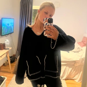 Stickad tröja - Såå fin stickad tröja från Zara!! Vill verkligen inte sälja men har inte plats i min garderob❤️😭! 