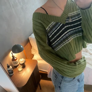 Randig stickad tröja från Urban Outfitters - Säljer denna fina stickade tröjan från Urban Outfitters. Använd få gånger och är i bra skick! Hör av dig vid funderingar