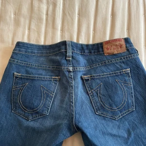 True Religion Jeans - Säljer mina supersnygga True Religion jeans! De är lågmidjade och bootcut. De är i väldigt bra skick förutom på baksidan längst ner, som syns på sista bilden🩷