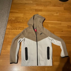 Nike hoodie - Skick 6/10. size 149-158. Köpt för 1149 kr. Pris kan diskuteras 
