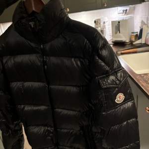  säljer min moncler jacka i relativt bra skick, små defekter som ej syns om man ej söker igenom med förstoringsglas😅 saknar luva därav priset 