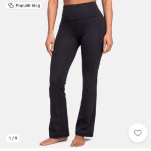 Säljer ett par snygga svarta leggings i bootcut-stil. De är perfekta för både träning och vardagsbruk. Materialet är mjukt och stretchigt, vilket gör dem superbekväma att ha på sig. Nypris 500kr