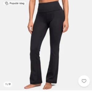 Svarta bootcut leggings - Säljer ett par snygga svarta leggings i bootcut-stil. De är perfekta för både träning och vardagsbruk. Materialet är mjukt och stretchigt, vilket gör dem superbekväma att ha på sig. Nypris 500kr