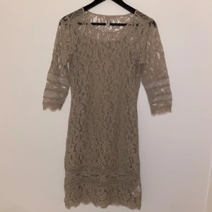 Kläning  - Säljer en beige midiklänning🎀 Använd endast en gång, Underklänningen medföljer.