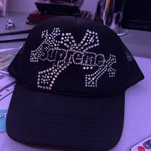 Supreme keps - Säljer min supreme x chrome hearts keps! Ny pris 999kr mitt pris 299!