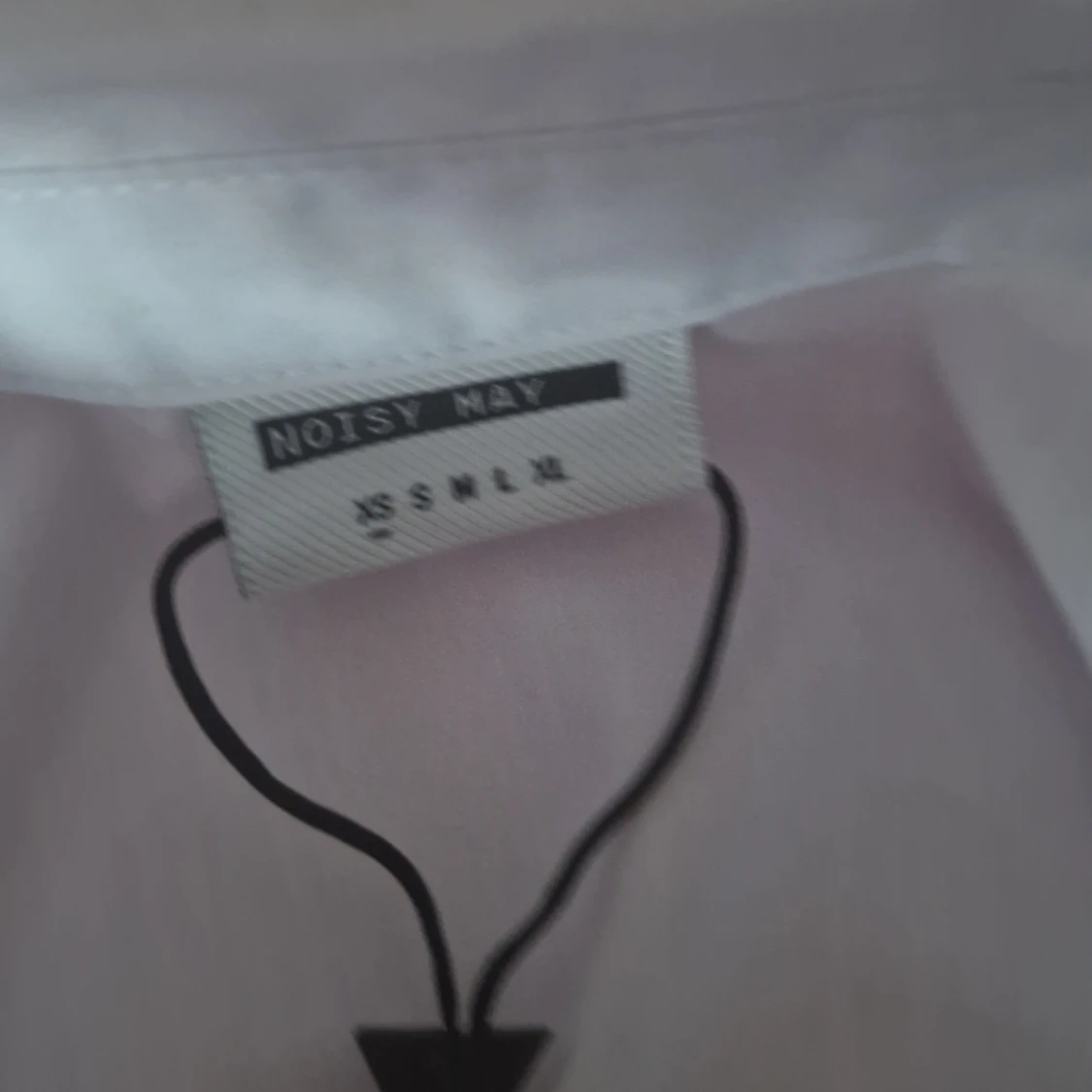 Vit croppad skjorta från Noisy May - 90